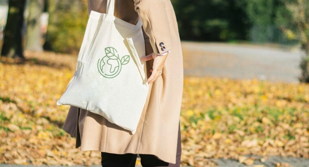 Frau mit Stoffbeutel