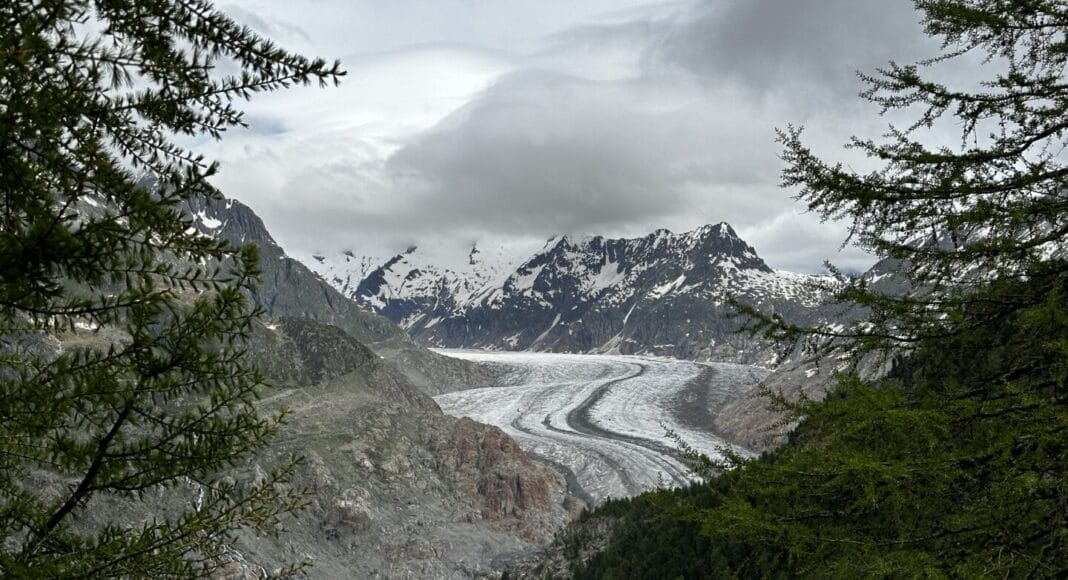 Aletschgletscher mit dunklen Wolken
