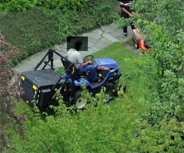 Ein riser Rasenmäher im Garten.