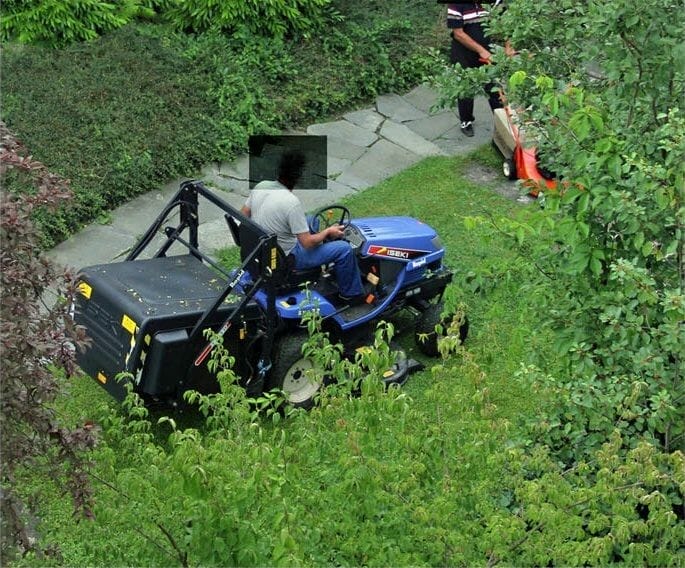 Ein riser Rasenmäher im Garten.