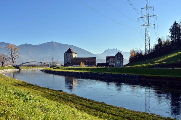 Viele Gewässer, wie hier der Linthkanal, wurden begradigt.